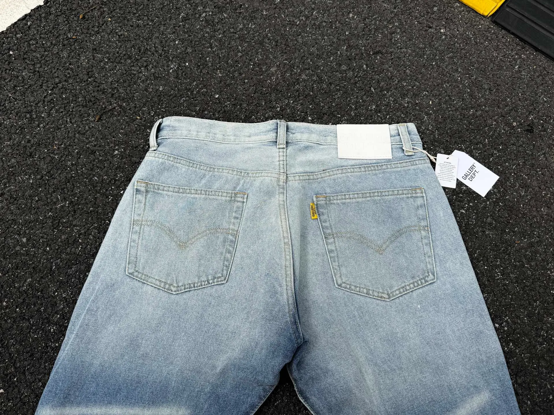 P246💰G11 GALLERY DEPT. Denim bell-bottoms, washed and distressed spliced ​​jeans. GALLERY is attracted by these bell-bottoms. Whether it is a reset of Carhartt or Levis, it creates a strong brand style. Since these pants are modified from rare vintage, the production capacity is limited. Therefore, after many icons wore them, these pants were once hard to find. Later, perhaps due to the improvement of GD's business in the past two years and the expansion of production lines, the brand itself lowered the price, so I can't wait any longer for these pants this year and will definitely buy them. During the process of the denim washing plant, the owner of the washing plant helped introduce a boss who had worked for Levi's foundry and started his own business. This also paved the way for the following styles. Therefore, Levi's remodeled single product for the base plate is really familiar. Whether it is the fabrics supplied or the lathes used in production, there is nothing to choose from. -Color: blue -Size: S-XXL (corresponding to 28-36)